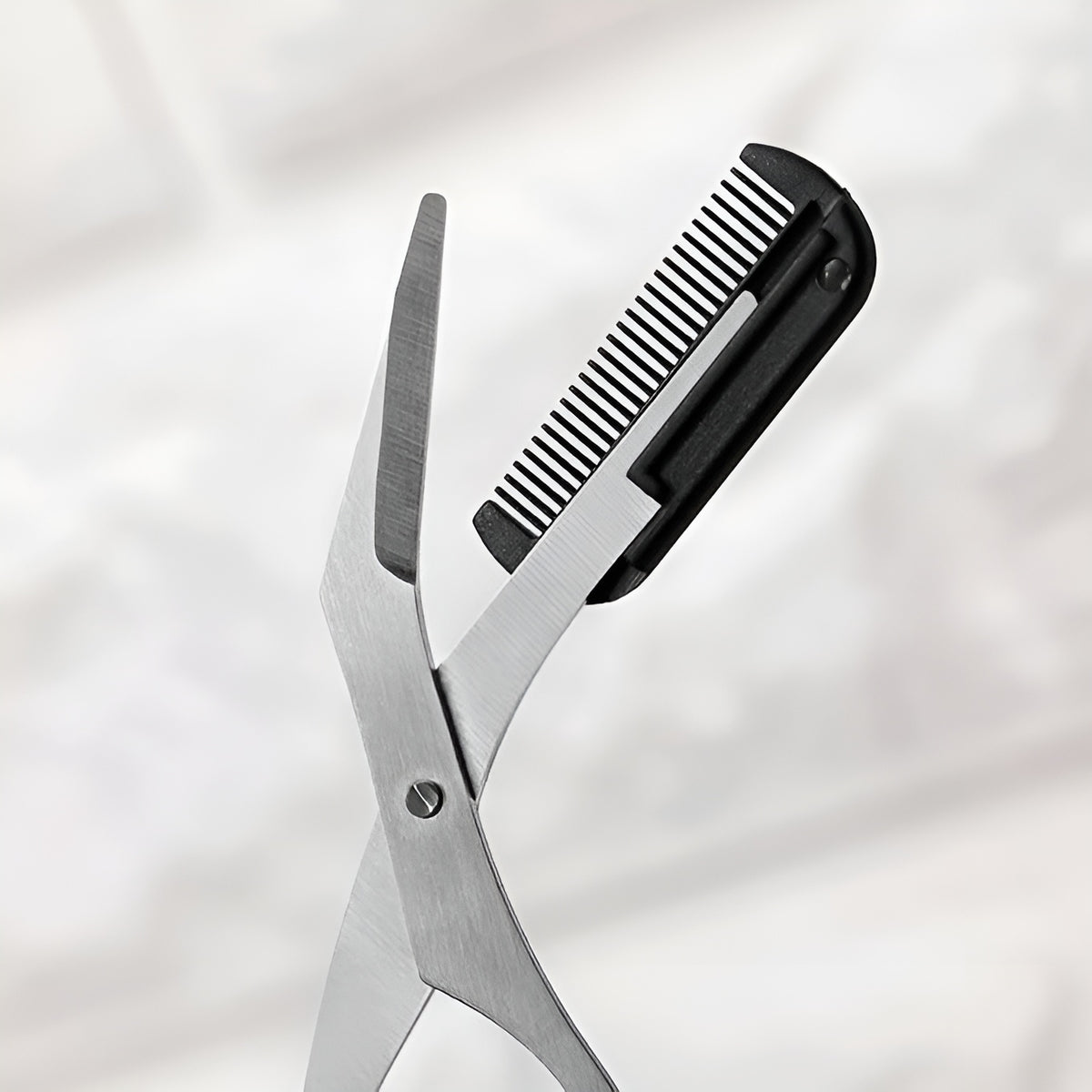 Tijeras recortadoras de cejas con peine – Vista de cerca del producto – NQLN Store