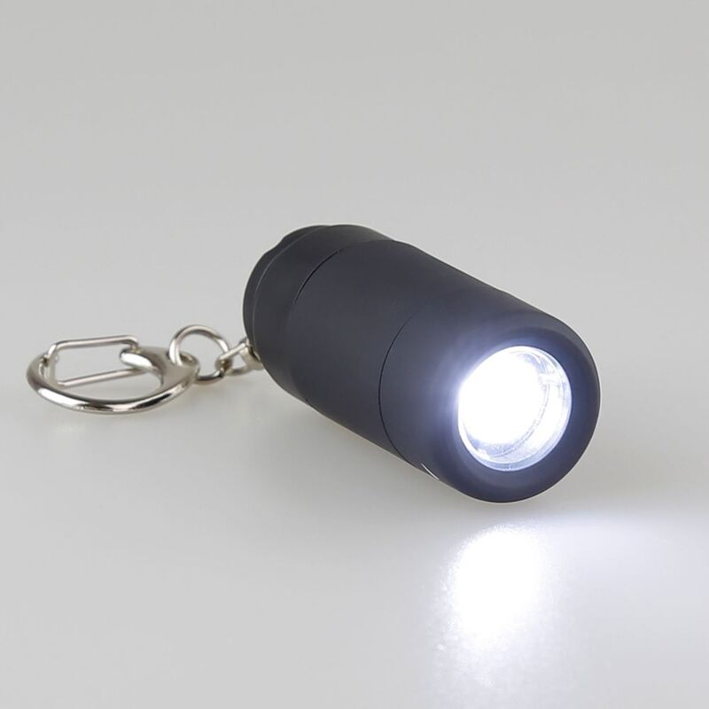 Mini linterna LED recargable tipo llavero – Vista adicional – Disponible en NQLN Store Venezuela