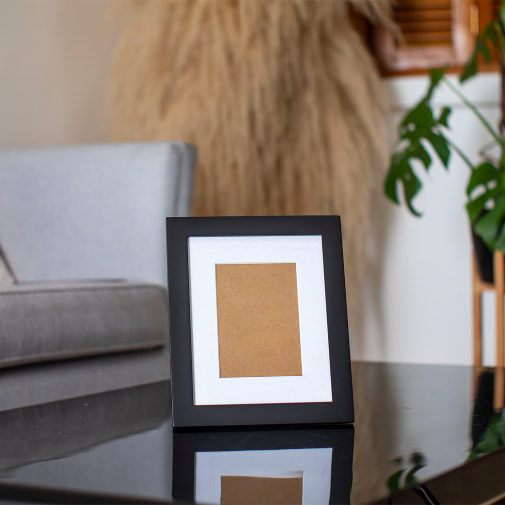 Portarretratos modernos de MDF con vidrio – Vista detalle del producto – NQLN Store