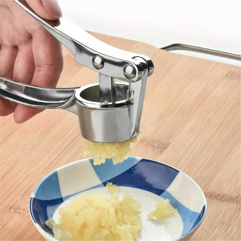 Trituradora manual de ajo de metal – Vista de cerca del producto – NQLN Store