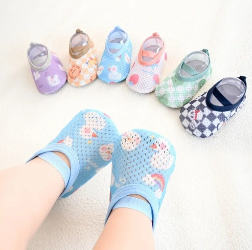 Zapatillas antideslizantes para niños y niñas – Vista de cerca del producto – NQLN Store