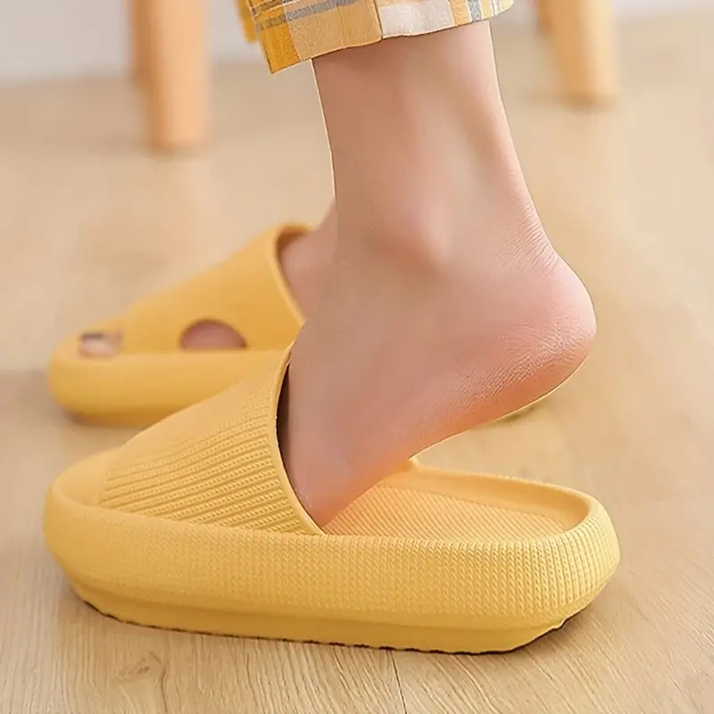 Sandalias antideslizantes para casa – Vista de cerca del producto – NQLN Store
