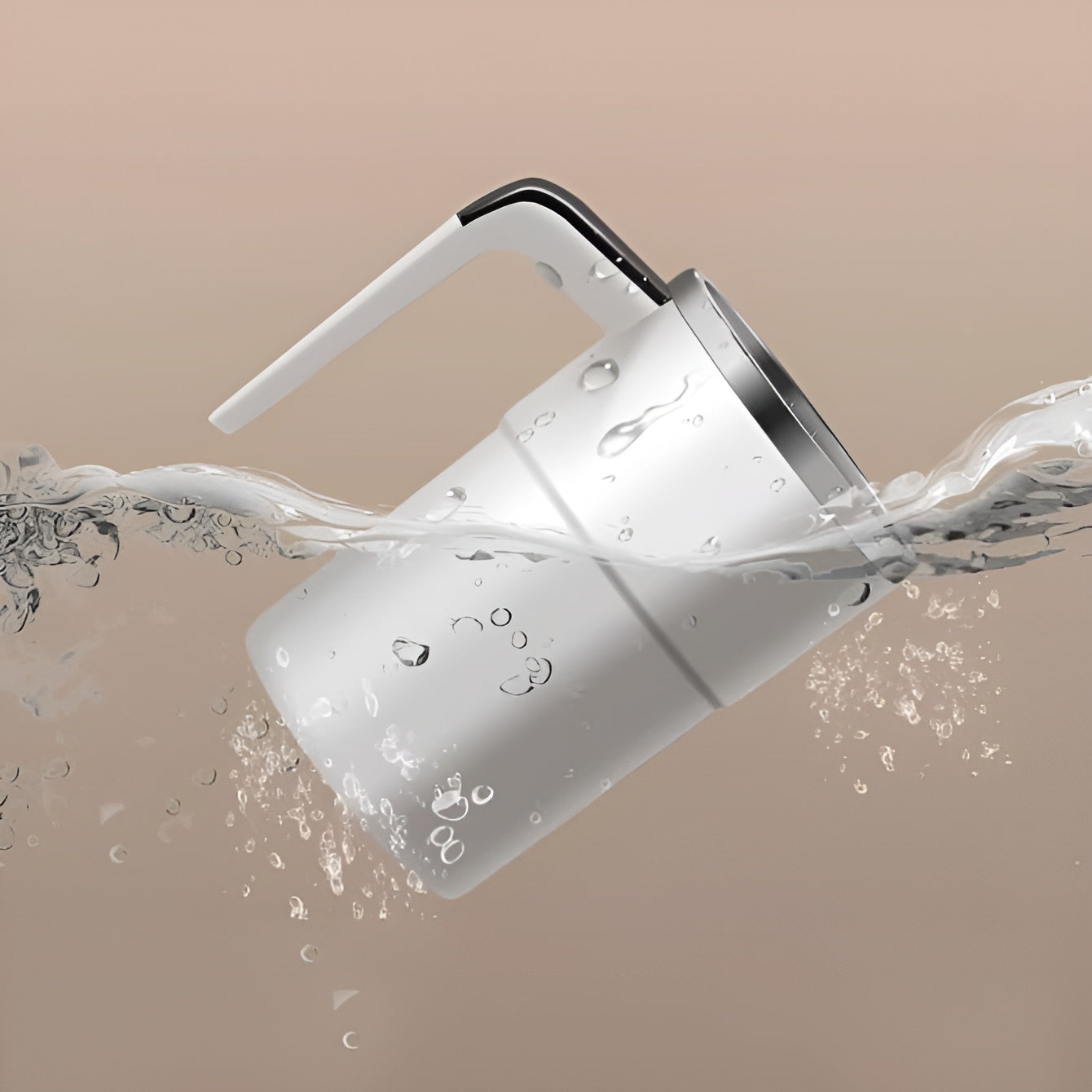 Taza de Café Eléctrica con Carga USB – Vista de cerca del producto – NQLN Store