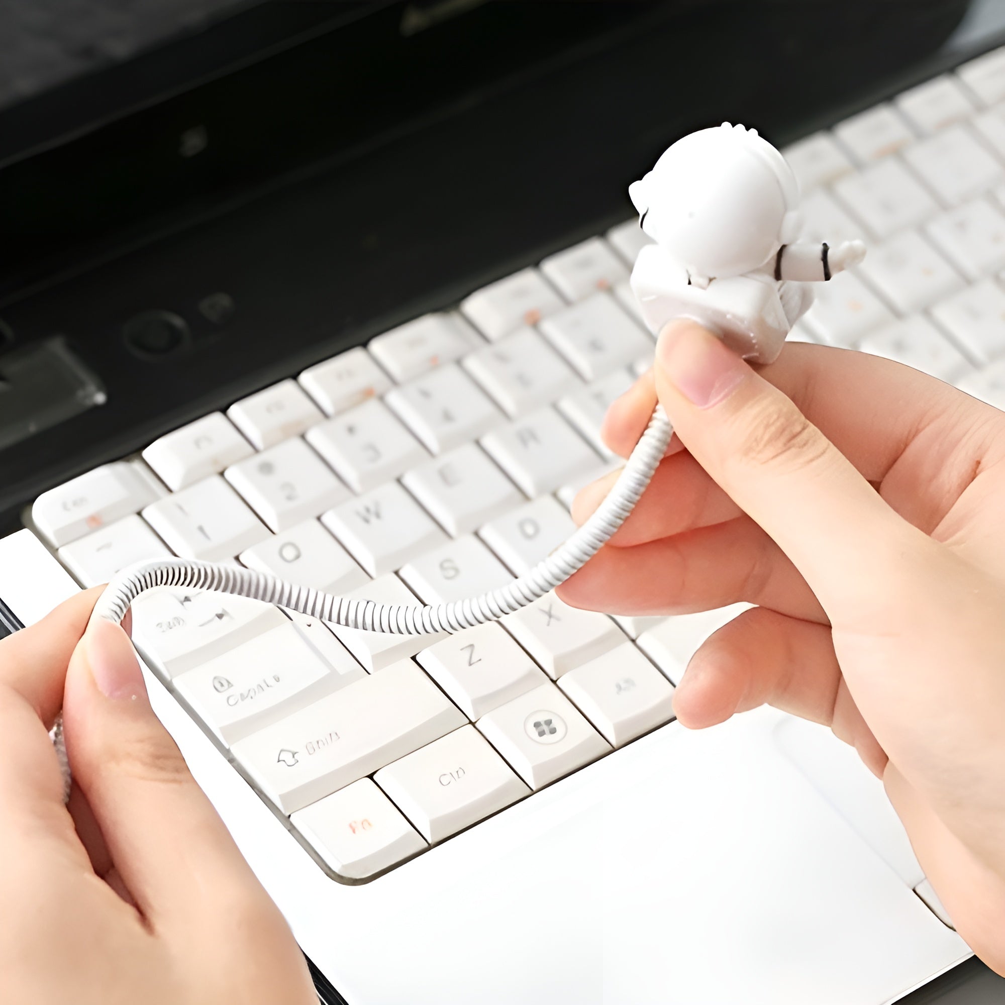 Lampara de escritorio de lectura con forma de astronauta usb – Tienda online NQLN Store Venezuela