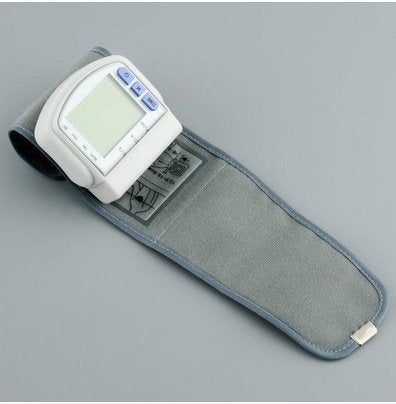Monitor de presión arterial de muñeca con pantalla LCD Digital tensiometro – Vista de cerca del producto – NQLN Store