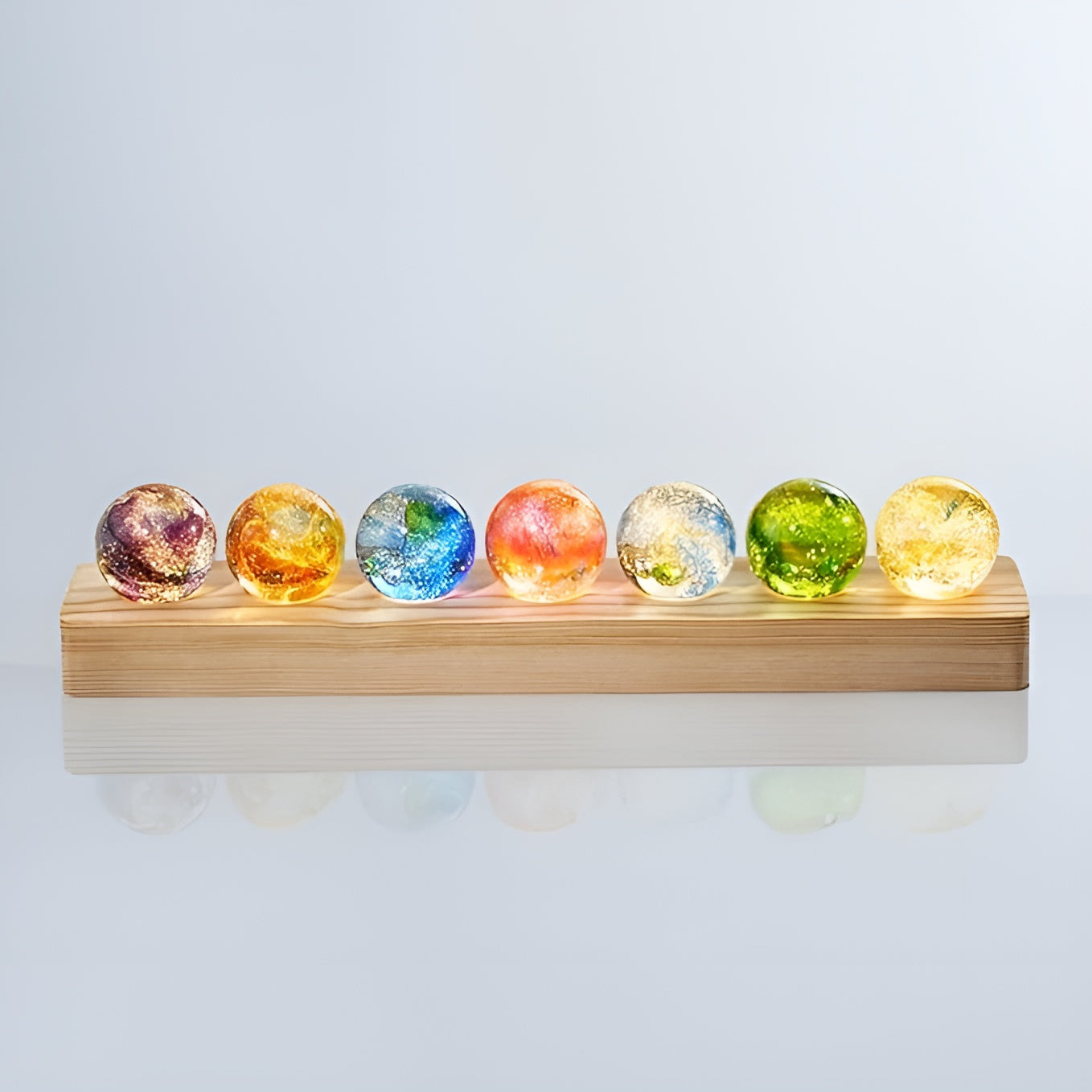 Bolas de galaxia con base de madera y luz LED – Disponible en Caracas y Margarita – NQLN Store
