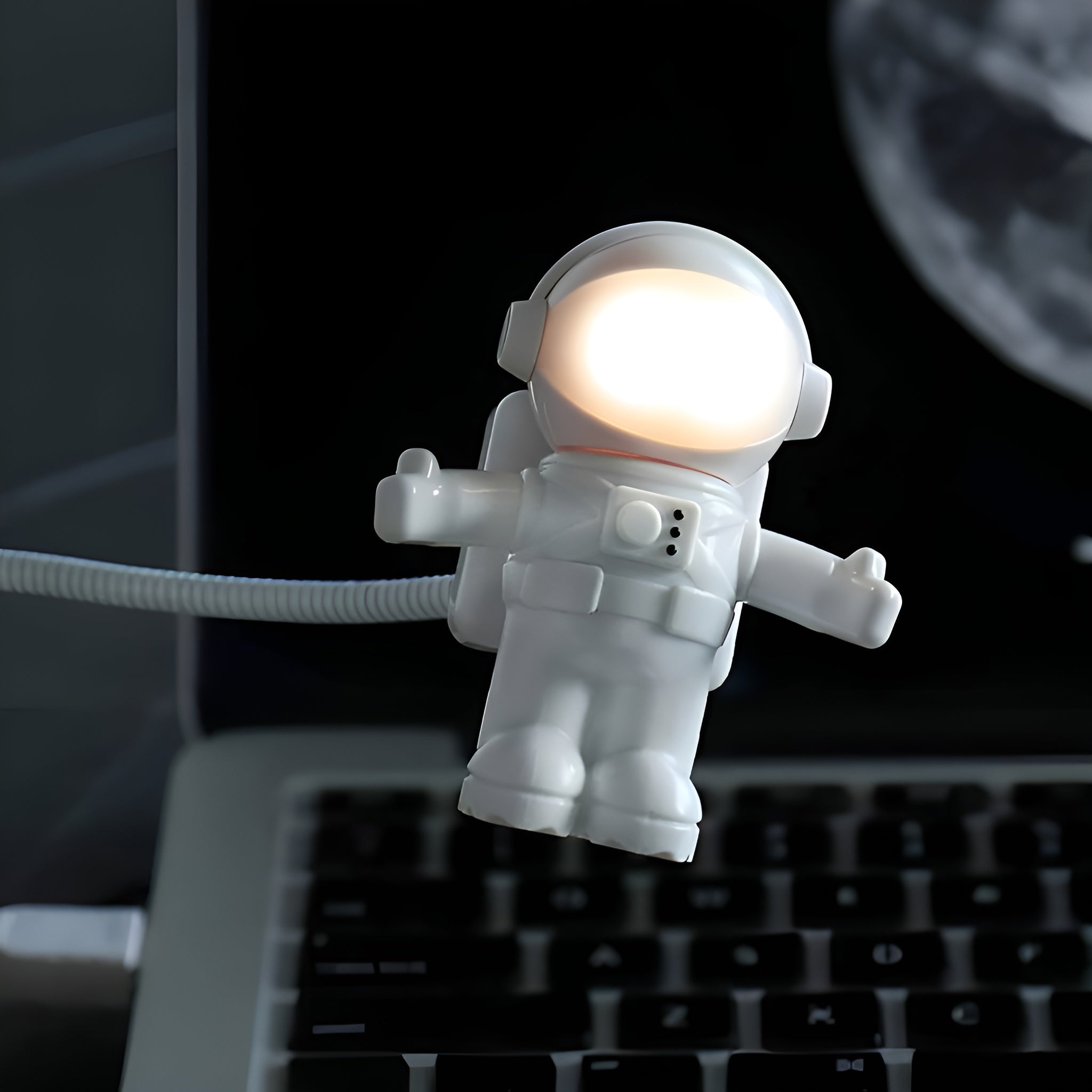 Lampara de escritorio de lectura con forma de astronauta usb – Tienda online NQLN Store Venezuela