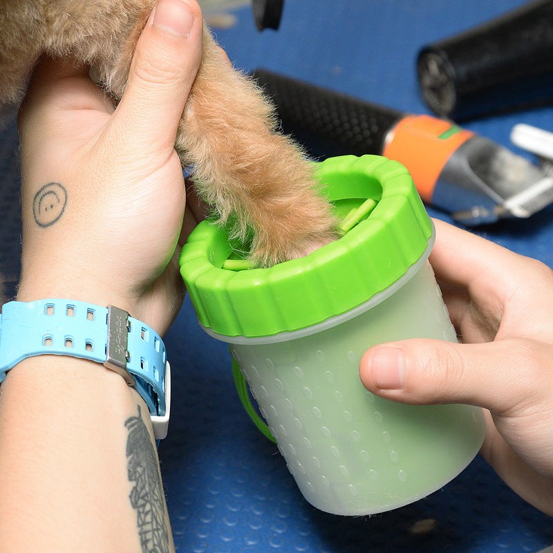 Envase para limpieza de las patas de perro – Vista de cerca del producto – NQLN Store