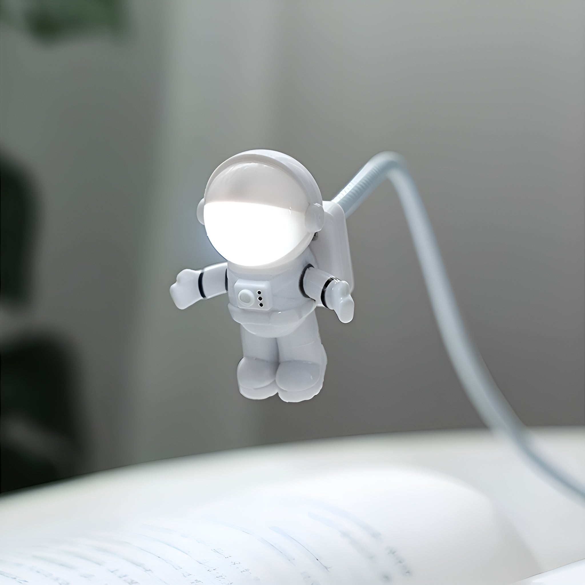 Lampara de escritorio de lectura con forma de astronauta usb – Tienda online NQLN Store Venezuela