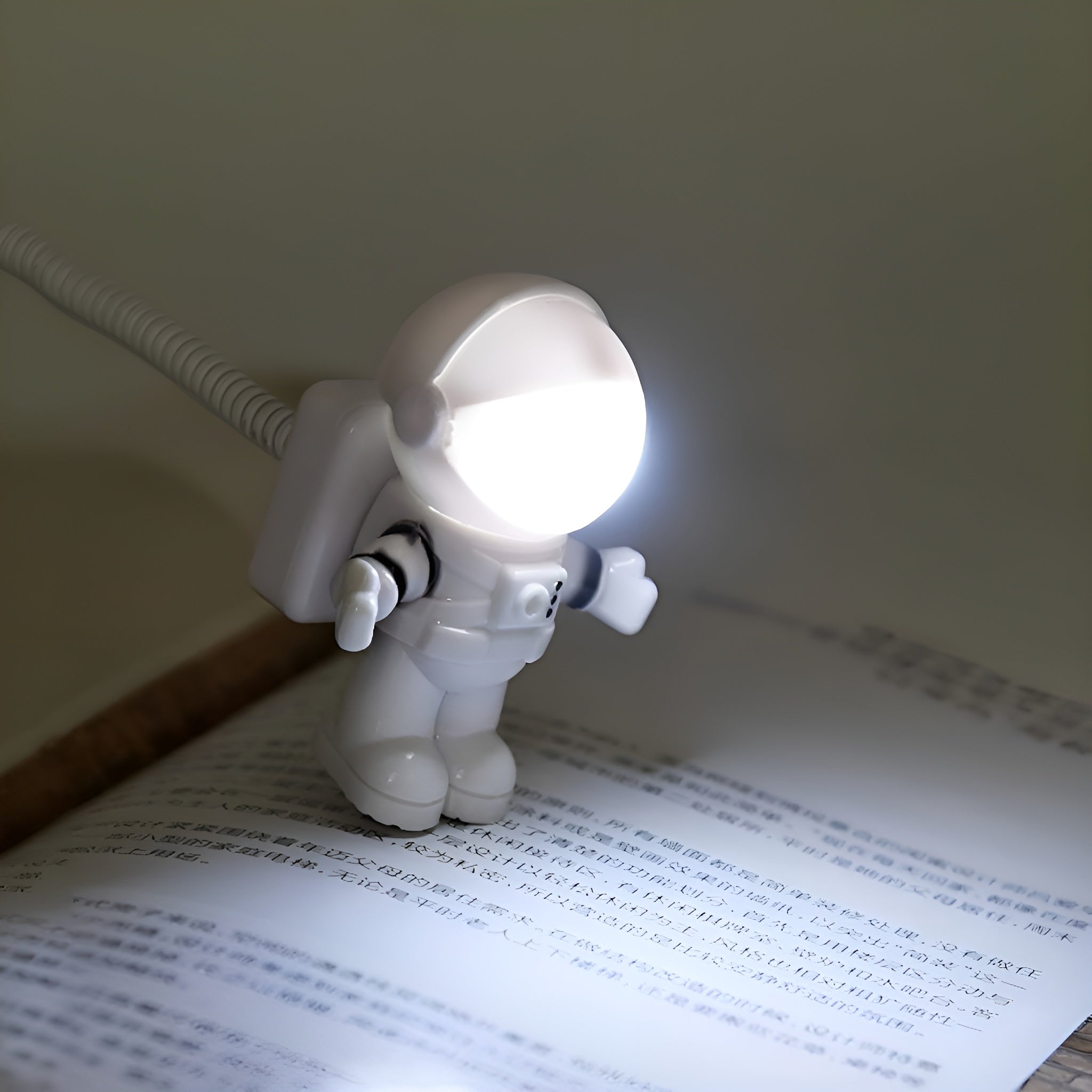 Lampara de escritorio de lectura con forma de astronauta usb – Tienda online NQLN Store Venezuela