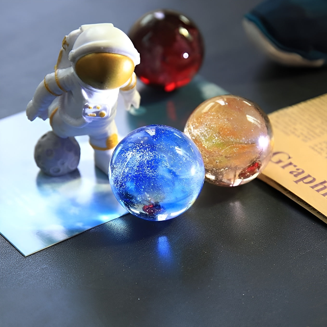 Bolas de galaxia con base de madera y luz LED – Detalle de calidad y acabado – NQLN Store
