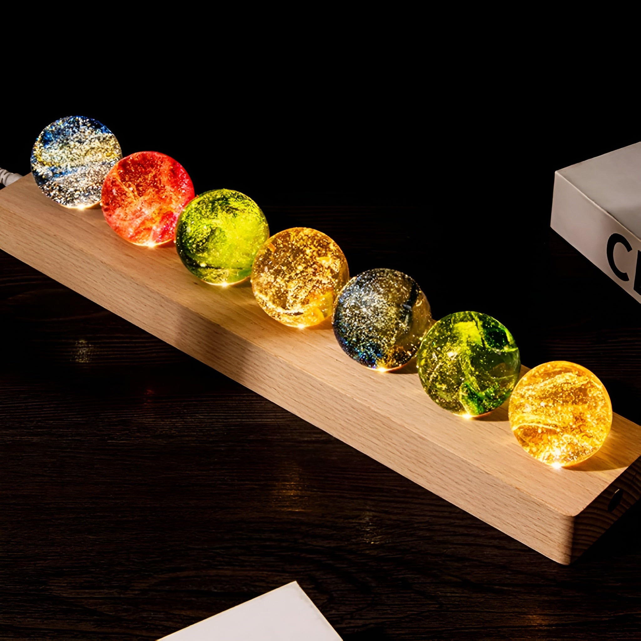 Bolas de galaxia con base de madera y luz LED – Comprar online en NQLN Store Venezuela con envío a todo el país