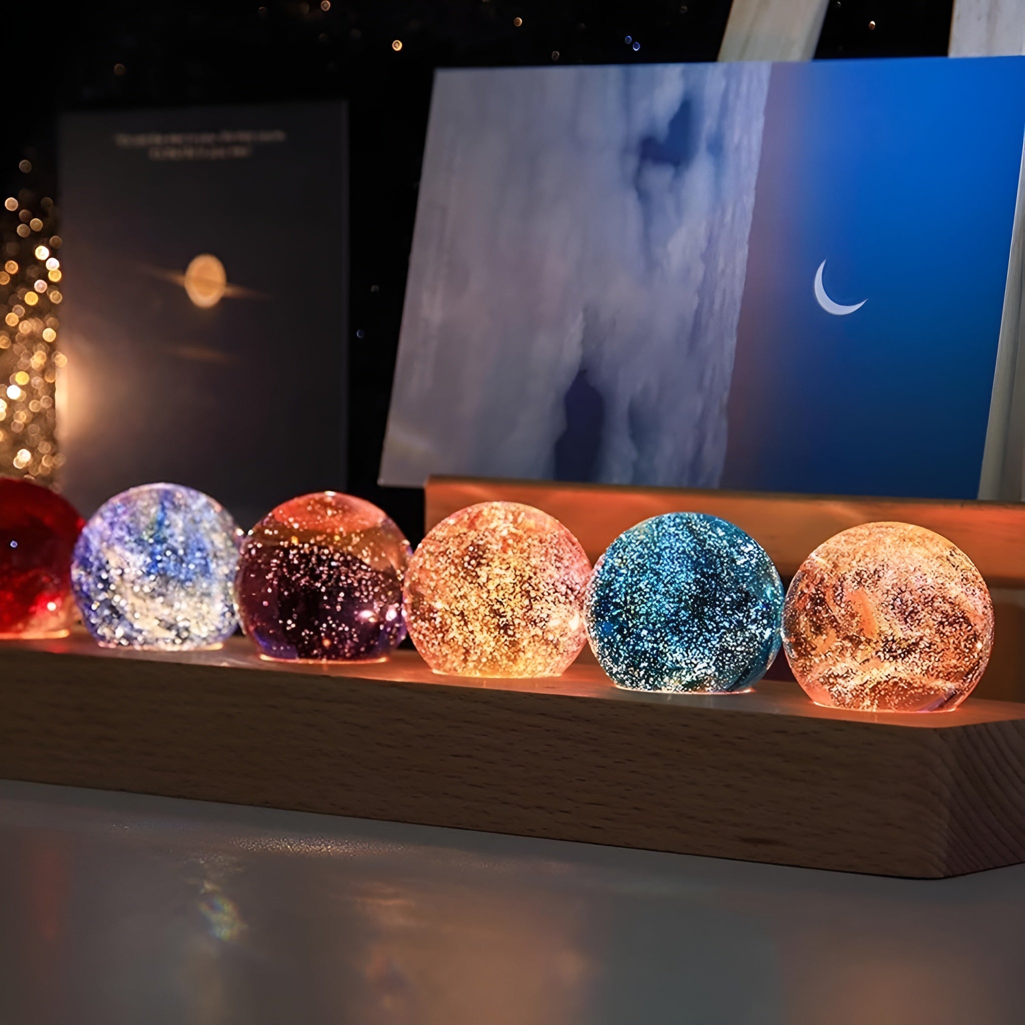 Bolas de galaxia con base de madera y luz LED – Comprar al mejor precio en NQLN Store Venezuela