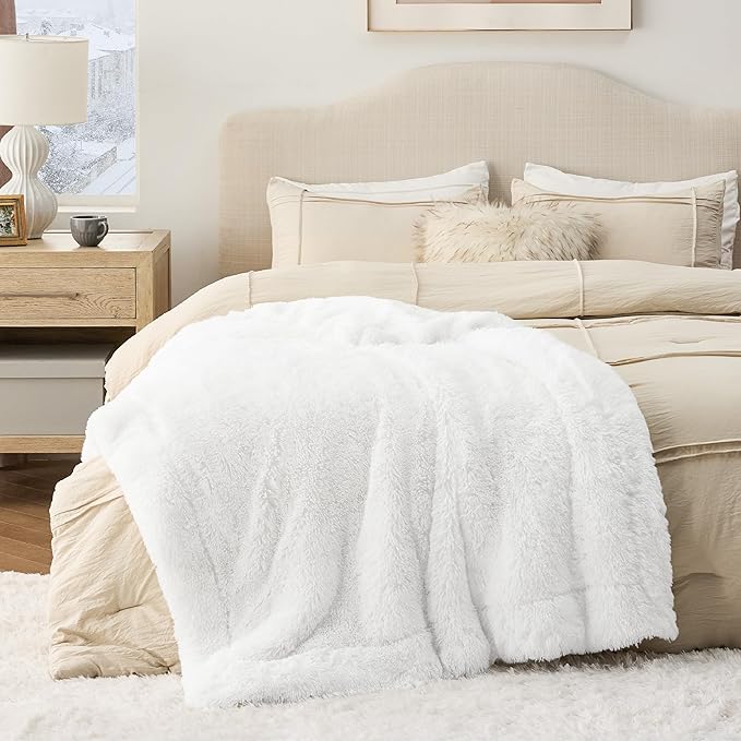 Cobija blanca de piel sintetica – Vista detalle del producto – NQLN Store