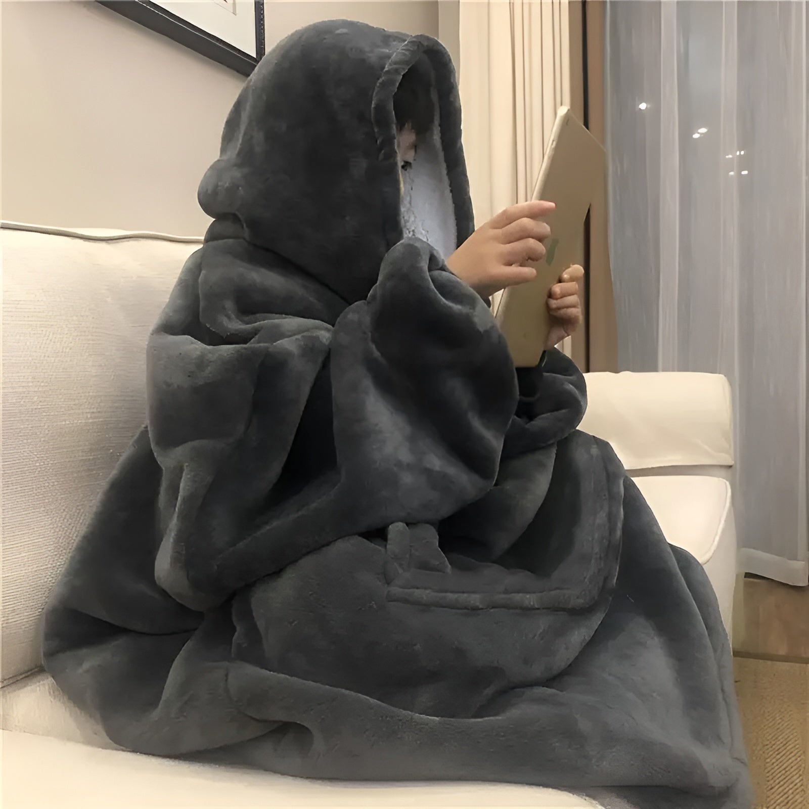 Manta de frio con capucha y bolsillo TALLA UNICA – Vista de cerca del producto – NQLN Store