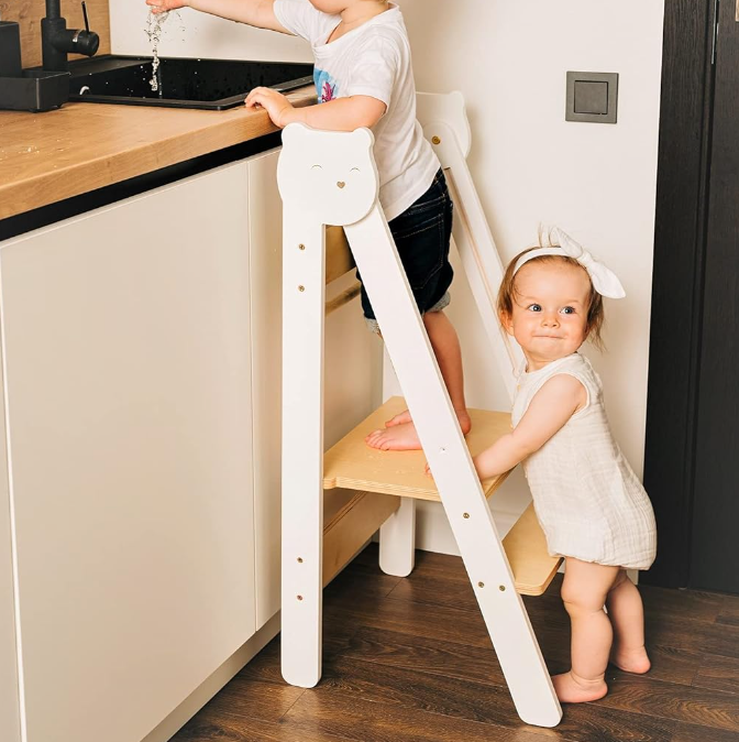 Escalera de niños para cocina – Vista adicional – Disponible en NQLN Store Venezuela