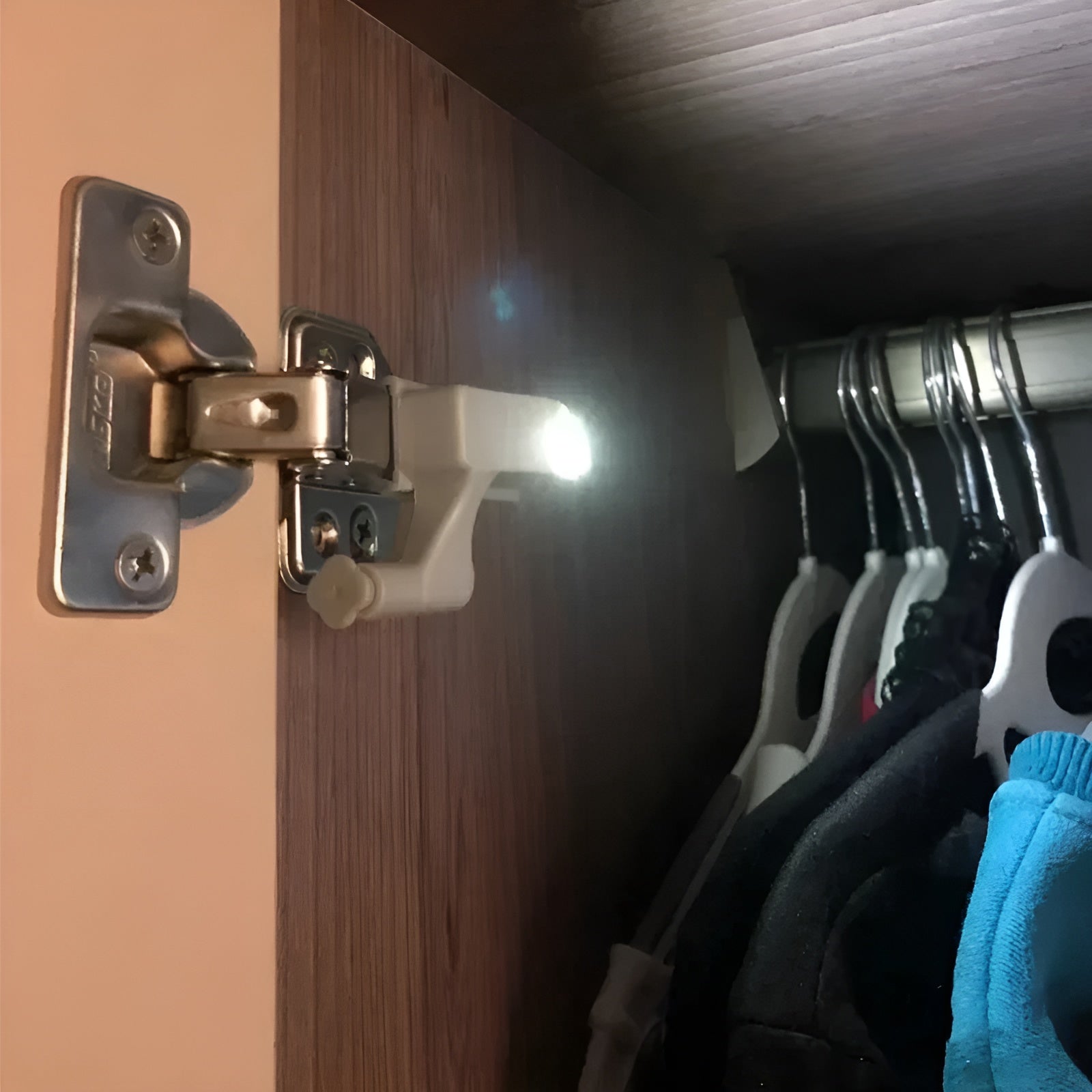 Luz de bisagra para gabinete – Envío a toda Venezuela – NQLN Store