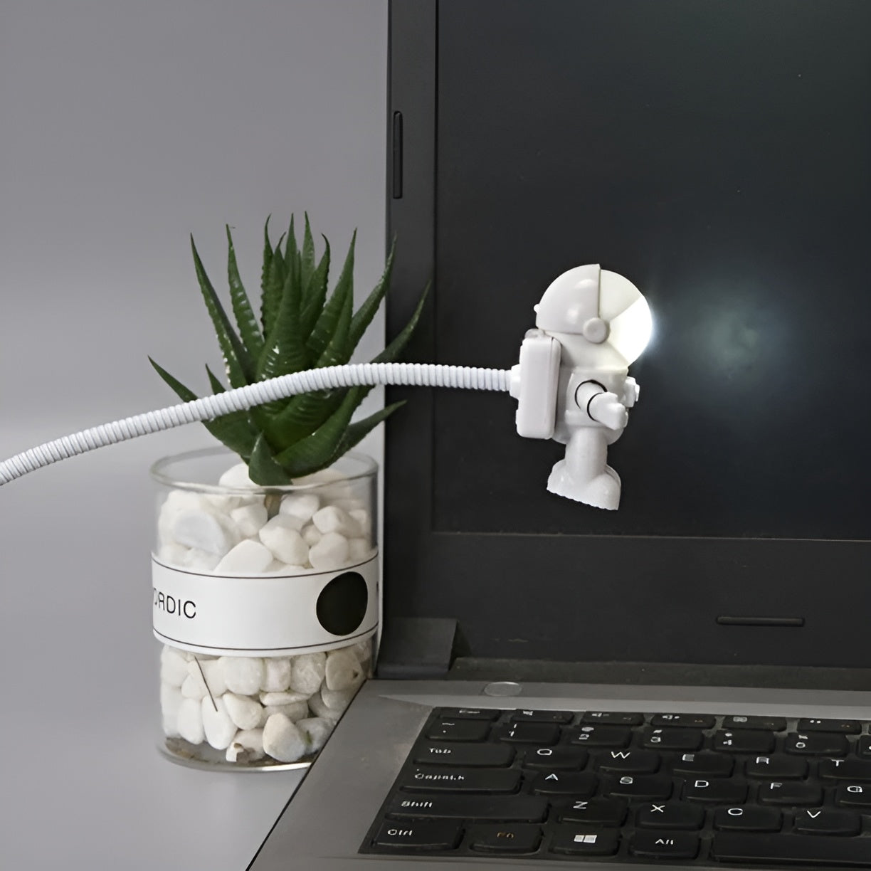 Lampara de escritorio de lectura con forma de astronauta usb – Vista de cerca del producto – NQLN Store