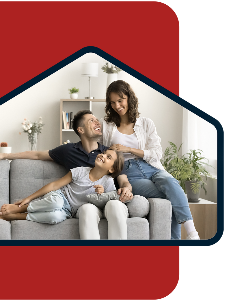 Familia en el sofá de su casa