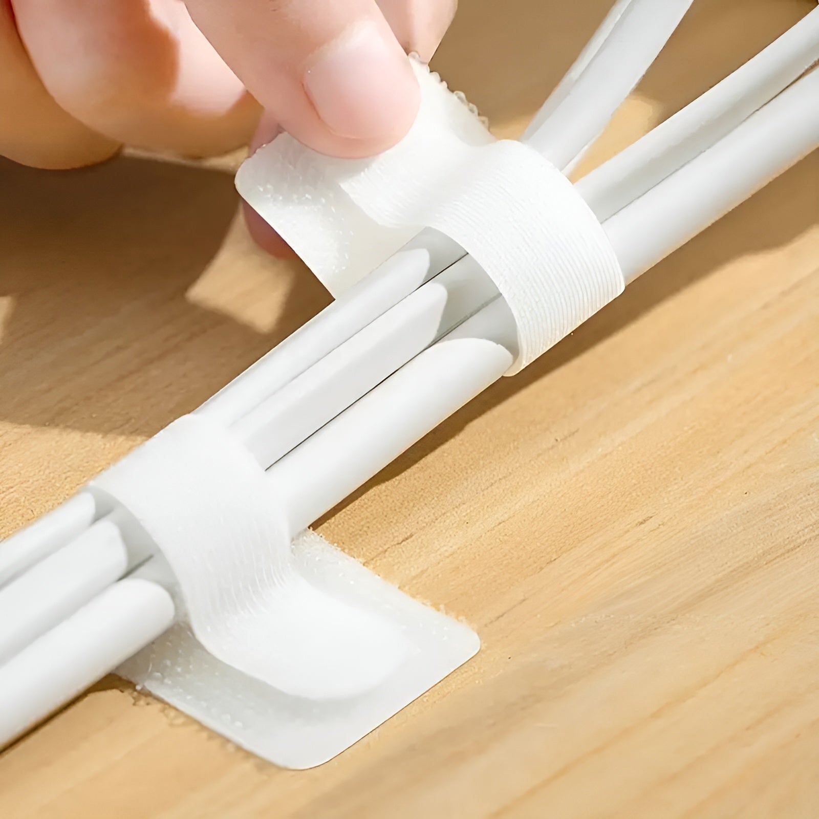 Organizador de cables con adhesivo – Comprar online en NQLN Store Venezuela con envío a todo el país