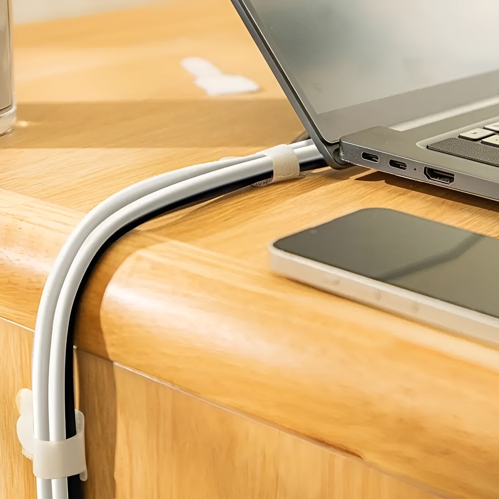 Organizador de cables con adhesivo – Comprar al mejor precio en NQLN Store Venezuela