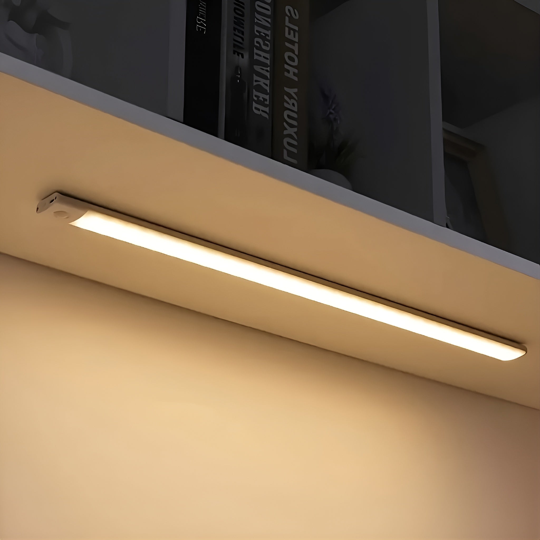 Lampara Rectangular con Sensor de Movimiento Recargable – Vista adicional – Disponible en NQLN Store Venezuela