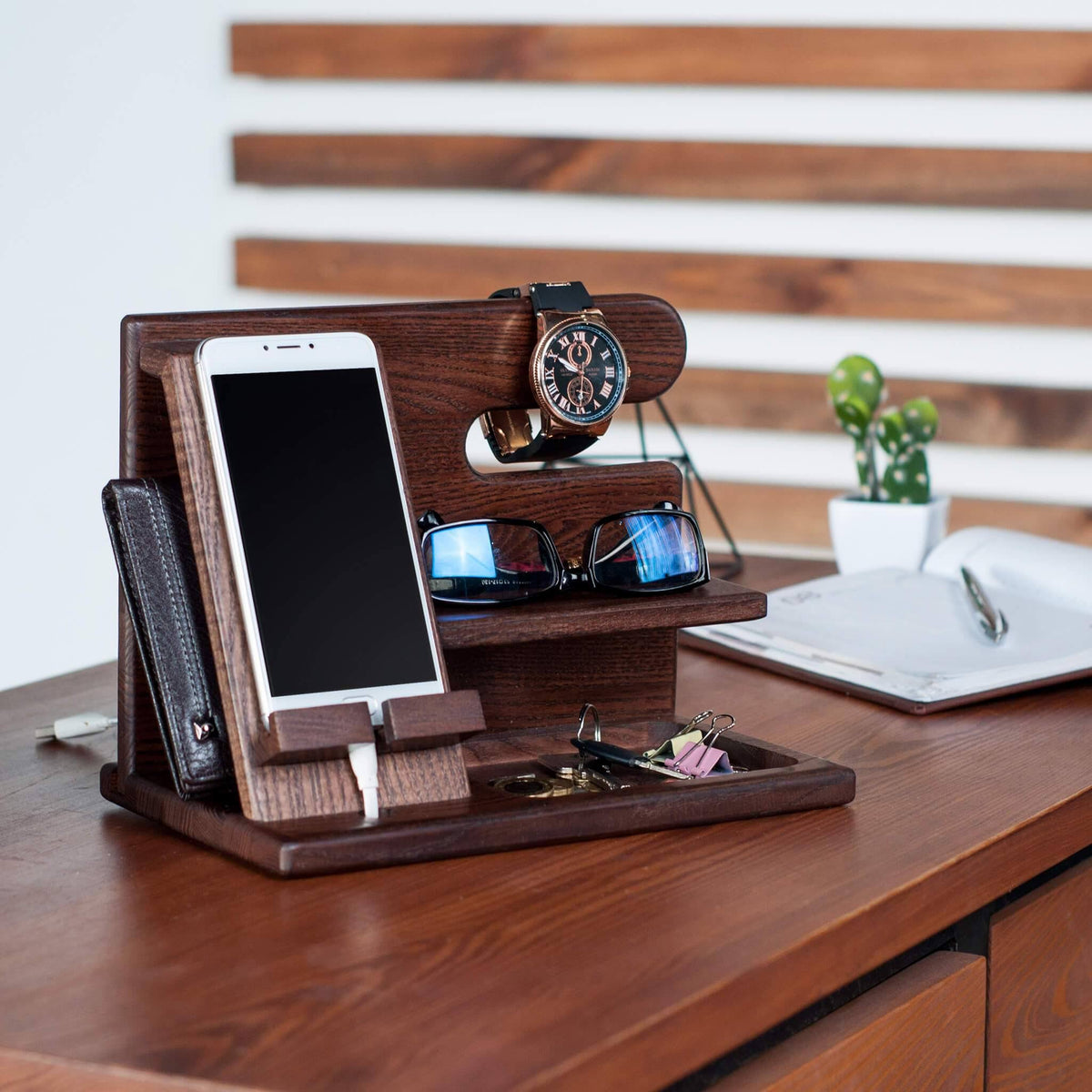 Organizador de madera para teléfono cartera reloj – Vista detalle del producto – NQLN Store