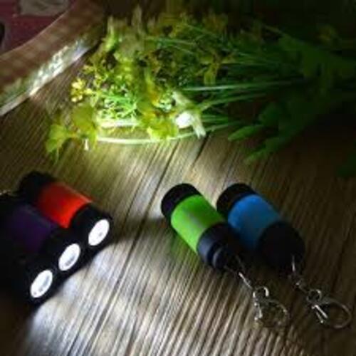 Mini linterna LED recargable tipo llavero – Presentación del producto – Comprar en NQLN Store