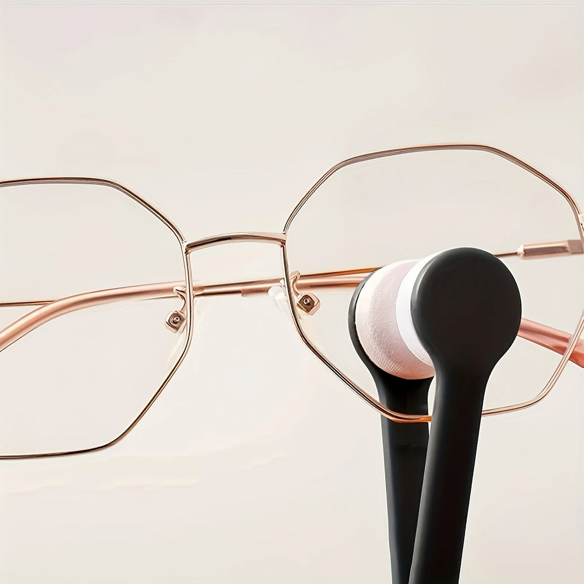 Cepillo microfibra para limpiar lentes – Vista de cerca del producto – NQLN Store