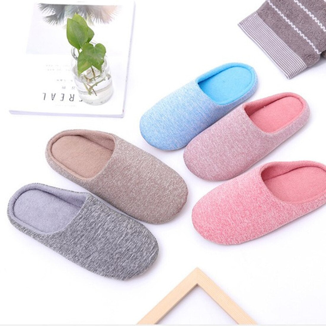 Pantuflas De Dormitorio Minimalistas Y Comodas – Vista adicional – Disponible en NQLN Store Venezuela