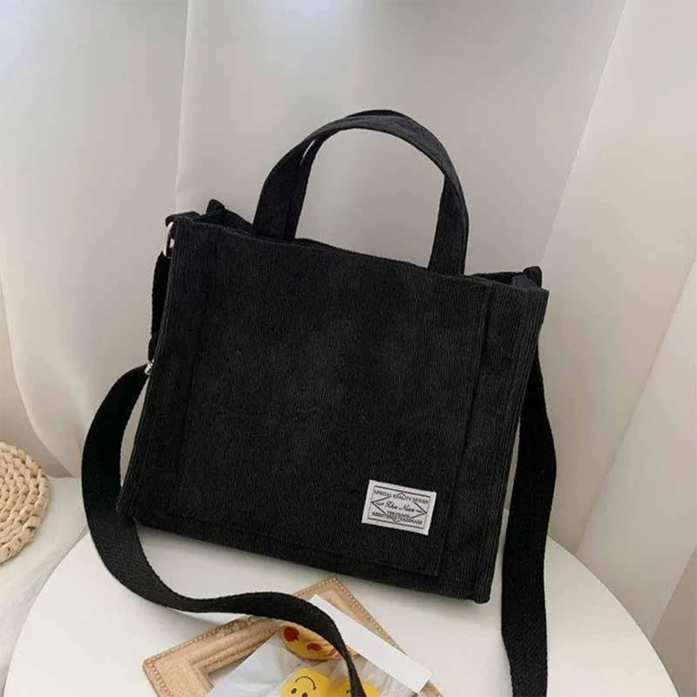 Bolso cuadrado pequeño de poliester para ninas – Vista de cerca del producto – NQLN Store