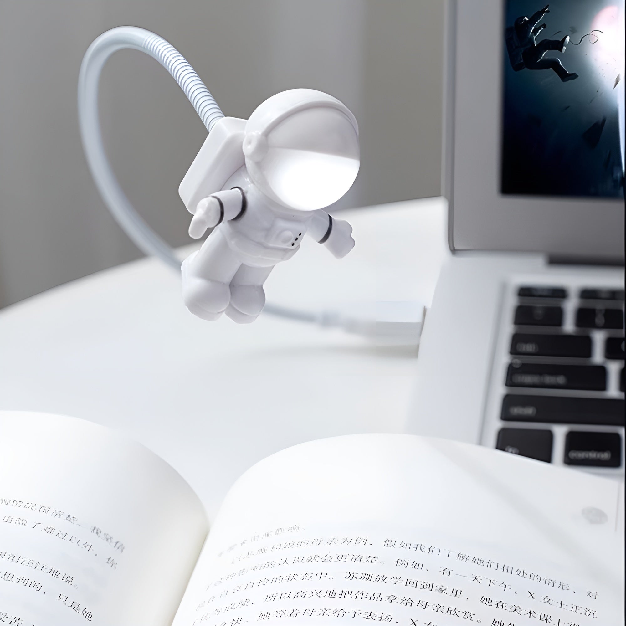 Lampara de escritorio de lectura con forma de astronauta usb – Disponible en NQLN Store con envío gratis desde $20