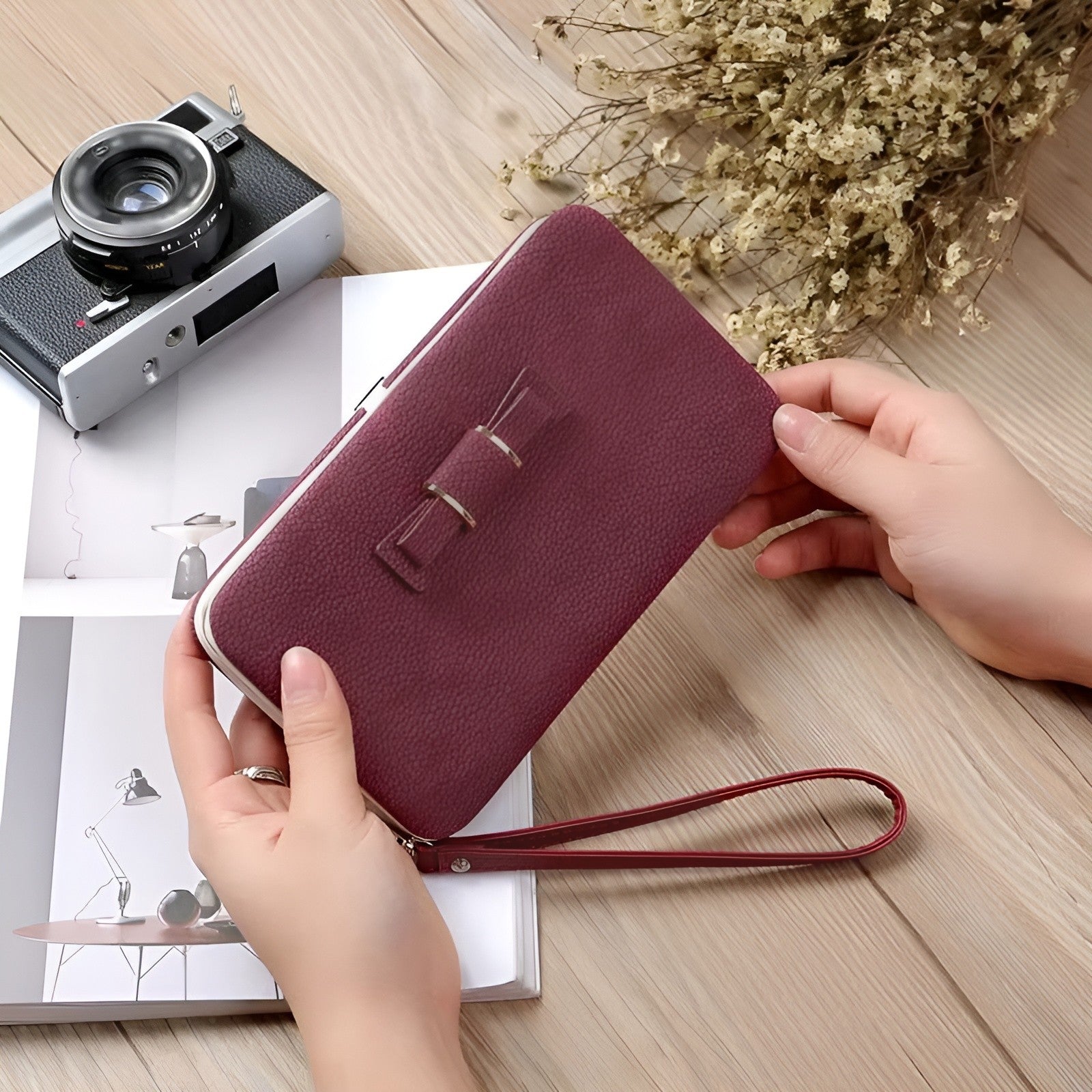 Cartera de semicuero con cremallera para mujer – Vista de cerca del producto – NQLN Store