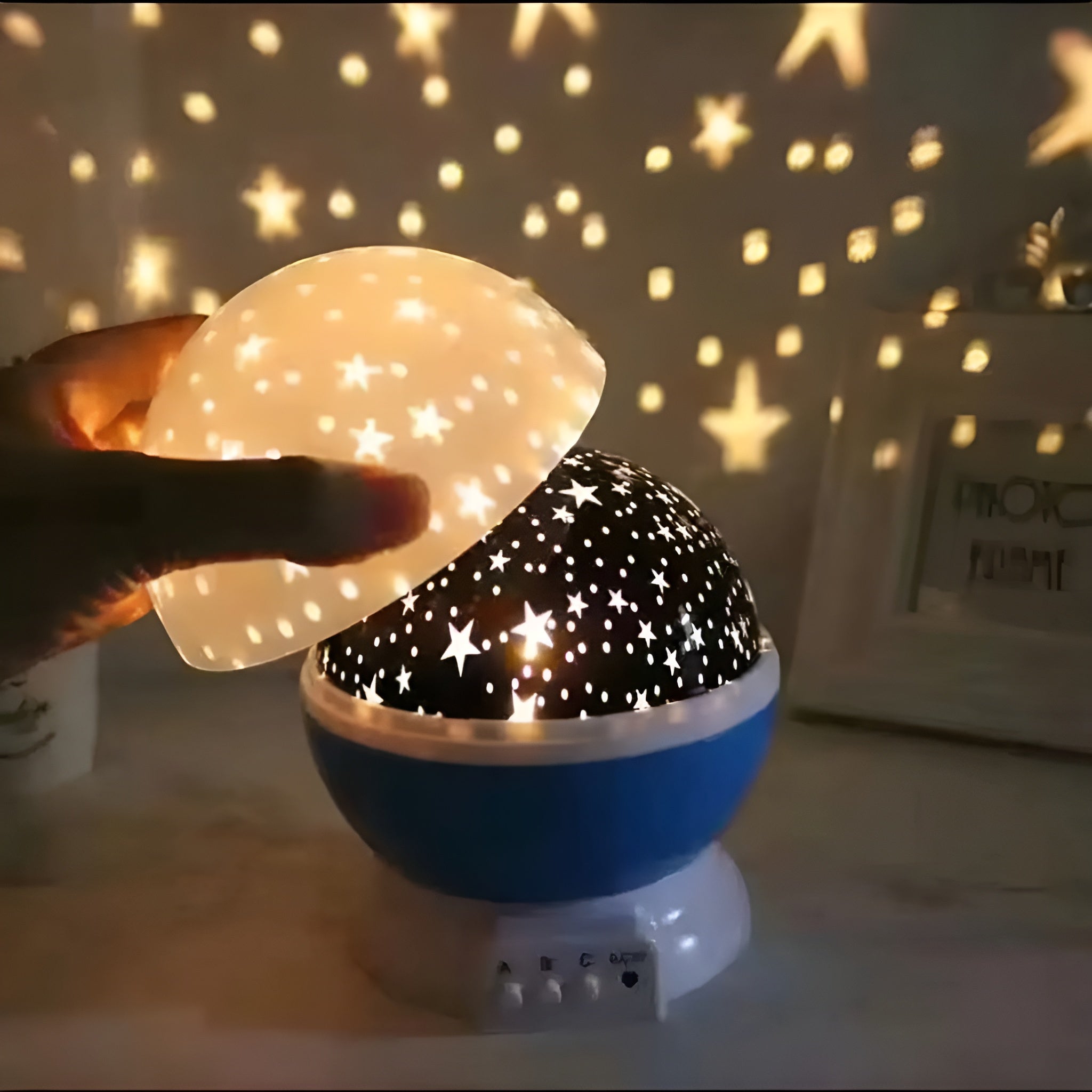 Proyector de luz nocturna con forma de estrellas – Vista de cerca del producto – NQLN Store